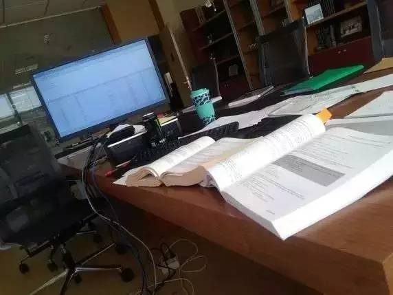 设计师办公桌VS普通人的办公桌，我方了