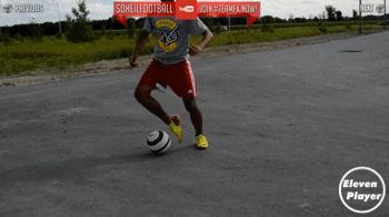 足球左扣右拨变向运球过人,足球变向摆脱技巧图解