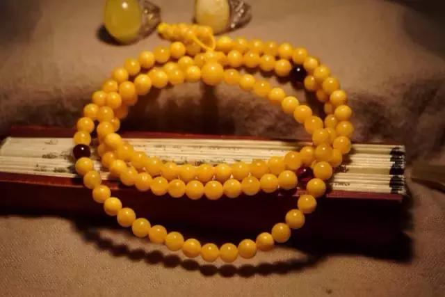 欧洲回流深红色老蜜蜡的鉴别方法,关于蜜蜡的知识怎样鉴别真假蜜蜡