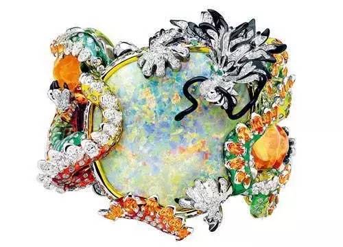 莎士比亚都为之倾倒的宝石，你的珠宝箱里不能没有一颗欧泊！