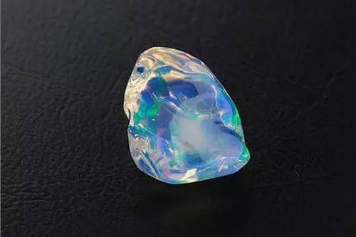 莎士比亚都为之倾倒的宝石，你的珠宝箱里不能没有一颗欧泊！