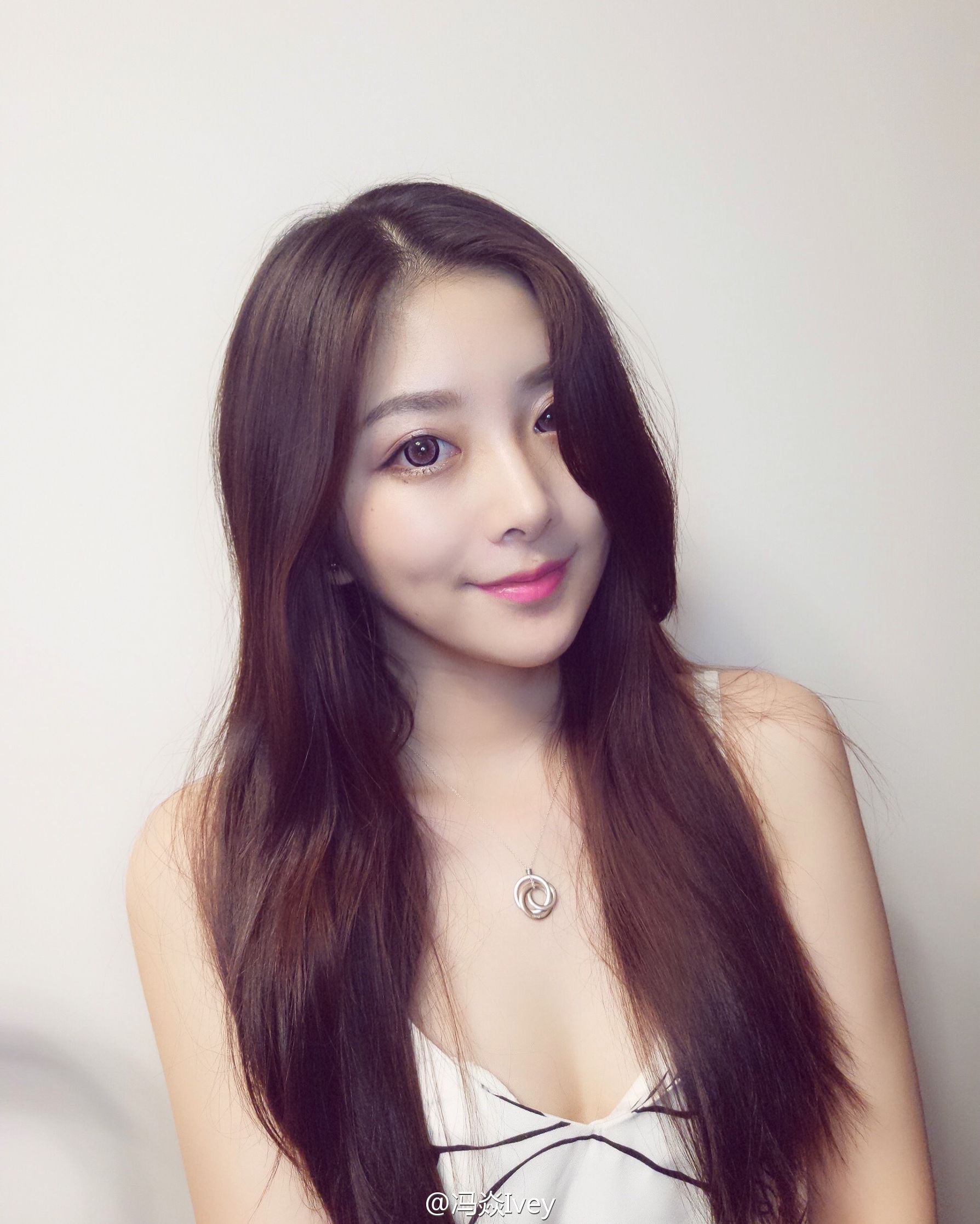 网红冯焱亲测美图V4s雅致版自拍iPhone6s被秒成渣！