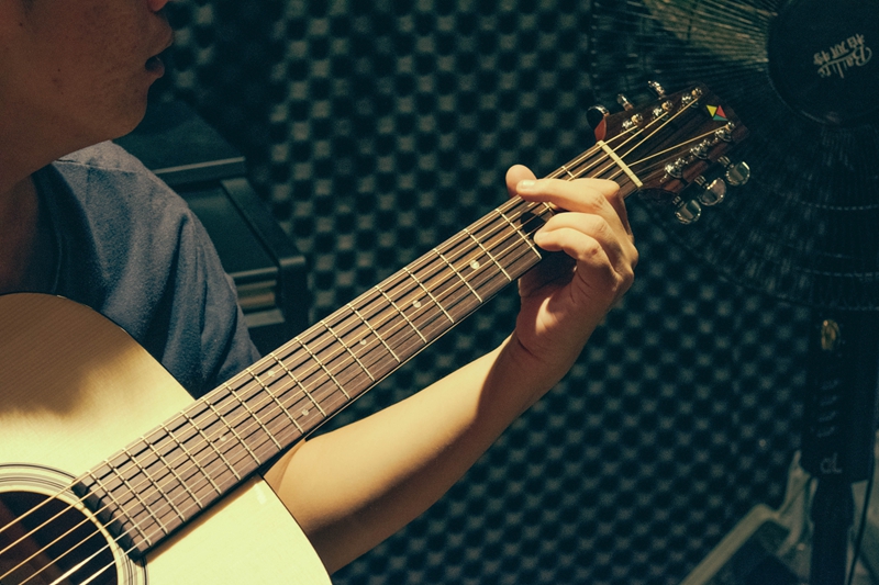 如何选择一把初学入门吉他,通用吉他最好的入门教程