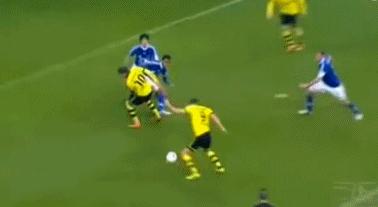 足球场上尴不尴尬场面,足球场上的尴尬时刻