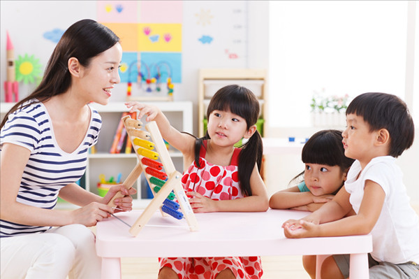 幼儿园新生家长会主持稿开场白,幼儿园新生家长会后勤园长发言稿