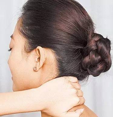 碰到脸肿了怎么快速消肿,消肿脸的最快方法男生