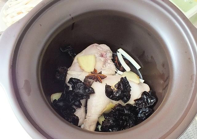 为什么自己炖的鸡汤那么油,为什么炖的鸡汤不够清