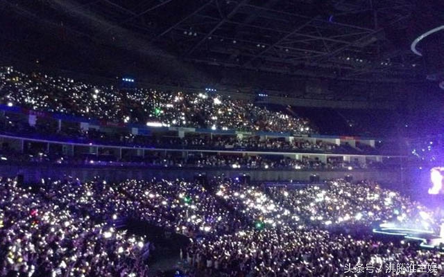 TF三周年各家粉丝花海应援？来学习下EXO粉丝如何花海变银海