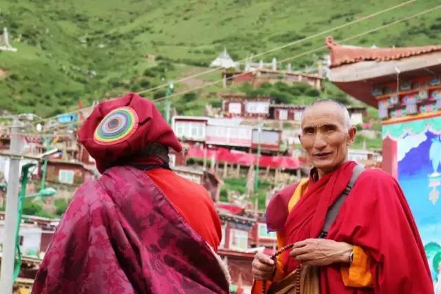 色达红色房子在哪,色达震撼的红房子