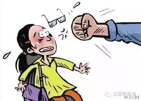 一张*证假**5部手机,打工妹摇身变成“女军官”...