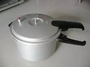 高压锅又炸伤人!你知道吗?用高压锅要注意这四点!