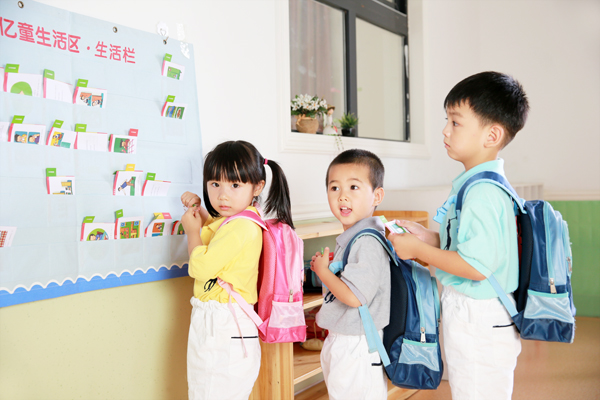 幼儿园新生家长会主持稿开场白,幼儿园新生家长会后勤园长发言稿