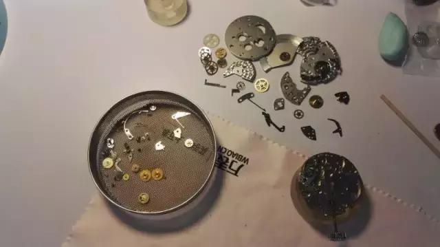 我们用8小时拯救了一枚严重锈蚀的手表