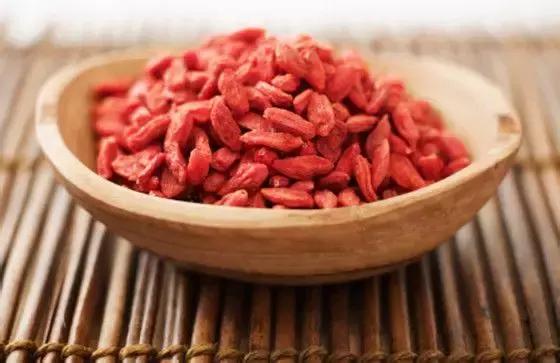 女人气血不足有白发该吃什么补呢,40多岁的女人气血不足怎么调理