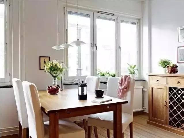 妻子非要这实木餐桌，要不然生活少了韵味！