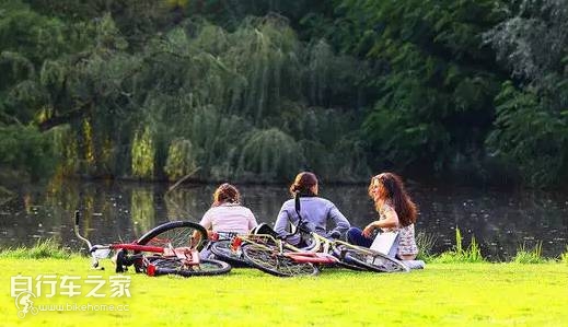 当我们开着汽车的时候,他们却在疯狂购买自行车!