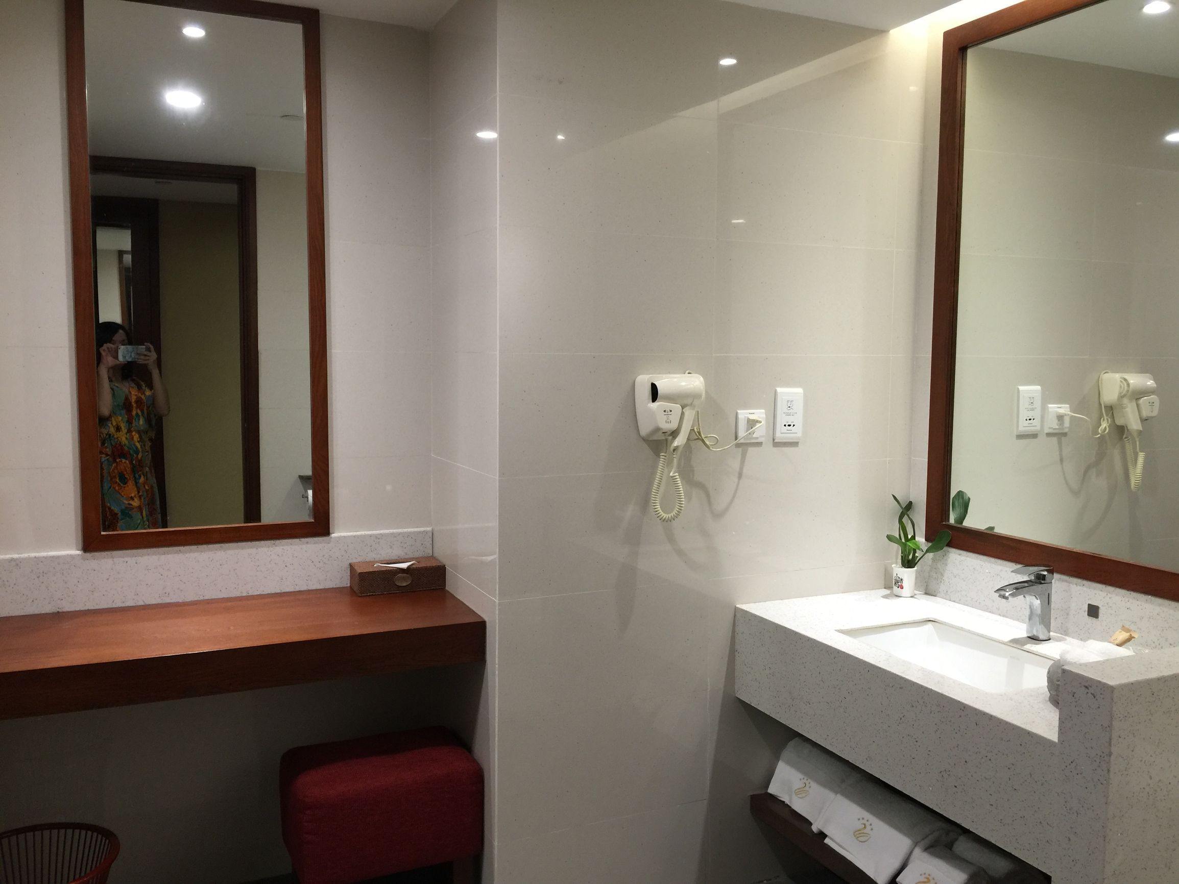 雷州樟树湾大酒店价格,雷州樟树湾大酒店有特大饭桌吗