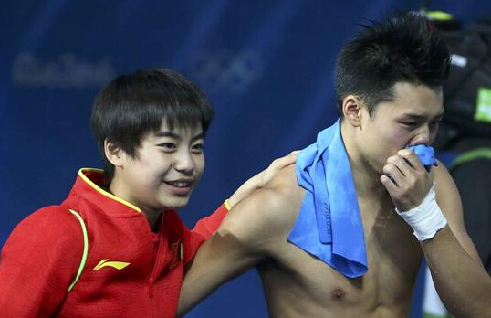 中国军团秀恩爱：被秦凯带坏，现激吻，95后撒狗粮