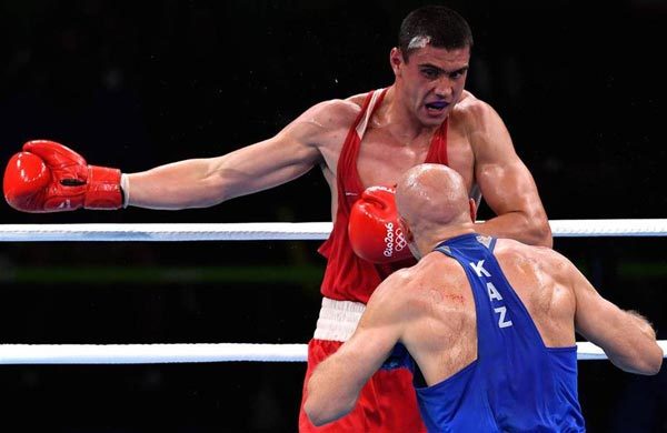 牛气！俄罗斯红场发宝马，普京保镖也有，女皇好羡慕