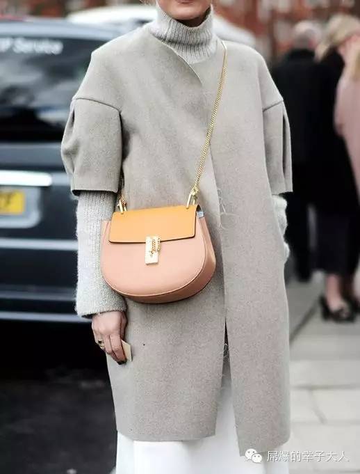 最时髦的人都在背两个包出门,最近都在背网红包包