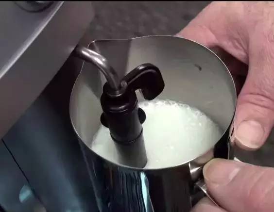 在家怎样打奶泡又薄又绵密,自己在家如何打奶泡
