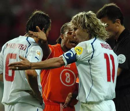 一张红牌结束,一张红牌罚下了自己