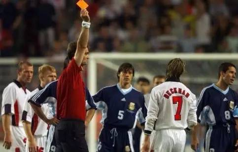 一张红牌结束,一张红牌罚下了自己
