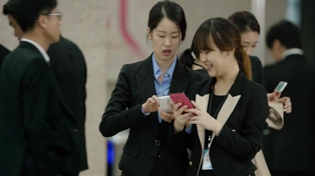 三星、LG贯穿剧情，聊聊韩国影片《局内人》中出现的电子产品