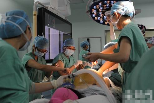 妈妈生三胞胎剖腹产状态很好,自然怀孕三胞胎剖腹产