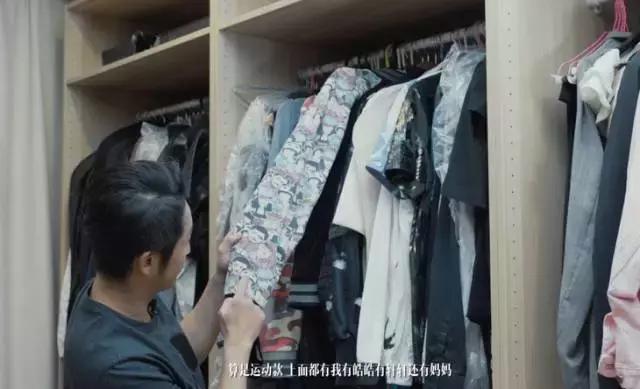 胖轩偷偷打开了他爸妈的衣柜给我看，而我只想看他肉嘟嘟的样子