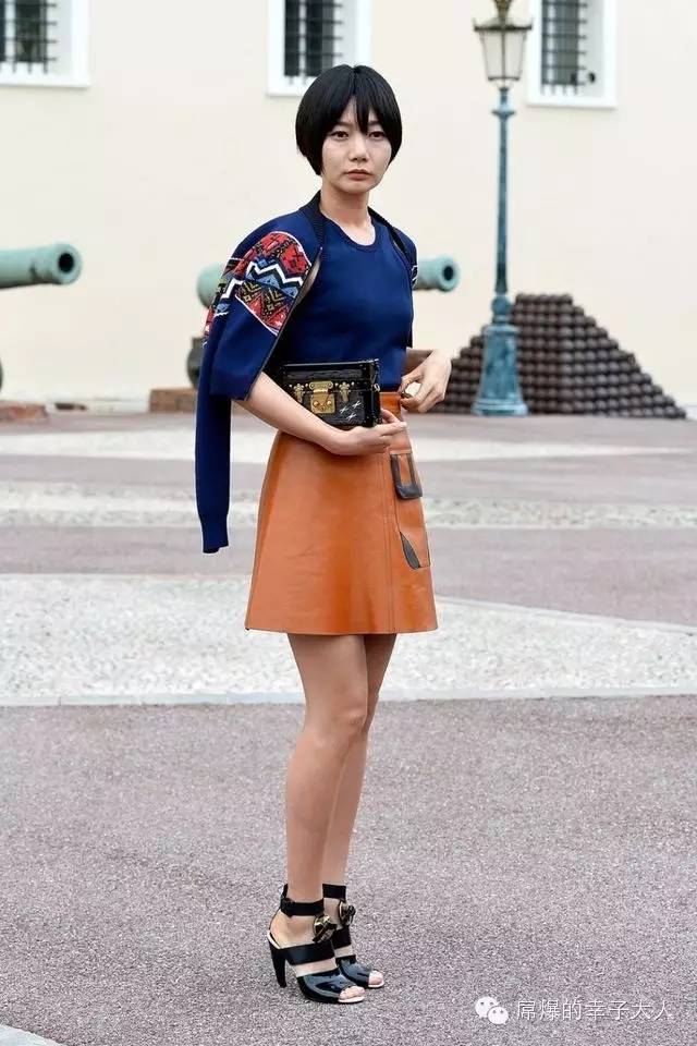 最时髦的人都在背两个包出门,最近都在背网红包包