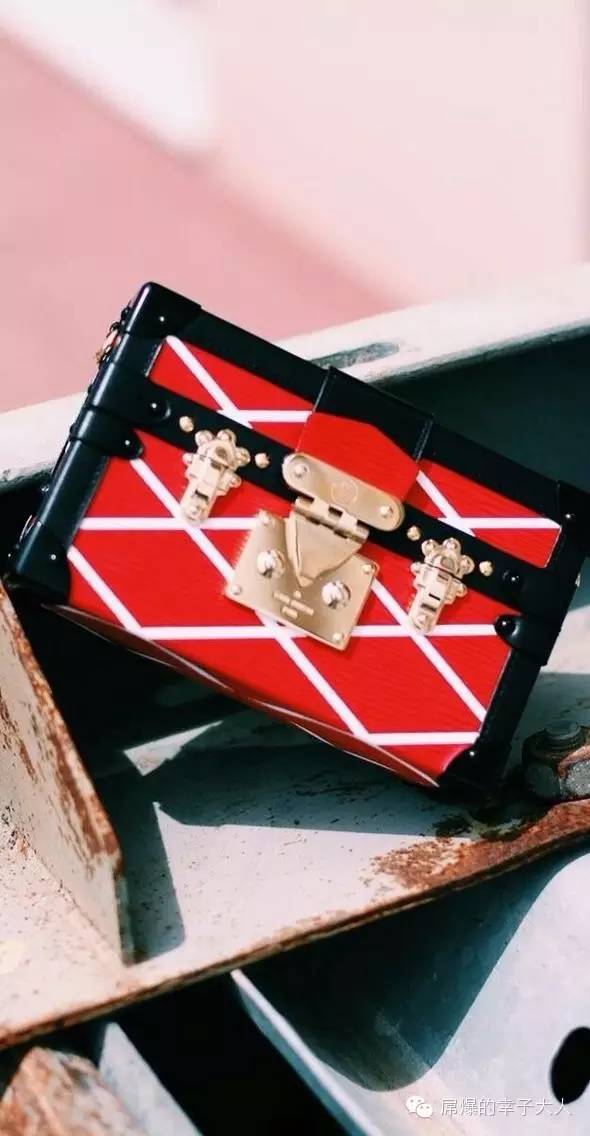 最时髦的人都在背两个包出门,最近都在背网红包包