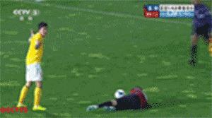 “冤家”裁判又来，哈桑执法中韩之战，曾三分钟内罚下中国队两人