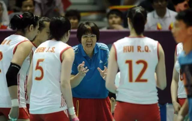 回顾中国女排十次登顶辉煌时刻,夺冠永不言败的女排精神