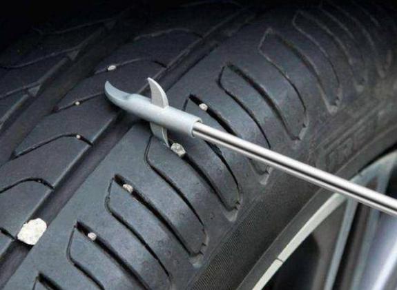 汽车轮胎卡石子需要抠出来吗,怎样防止汽车轮胎卡石子