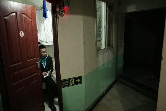 在同一栋建筑的地上和地下，我们拍摄了两个不同的世界