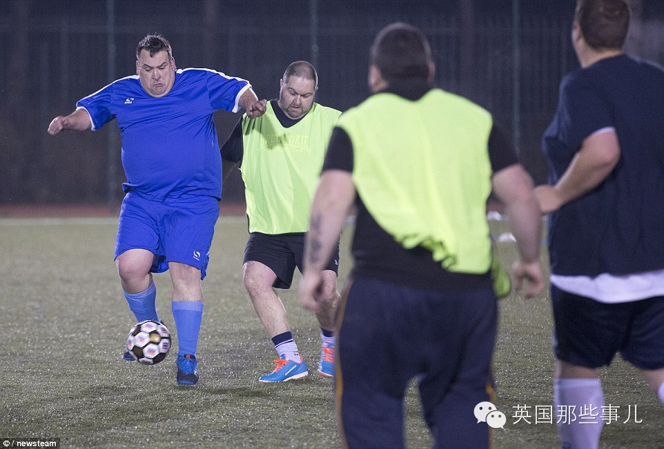 只有胖子才能踢的英国胖超足球联赛....这画风有点甜....