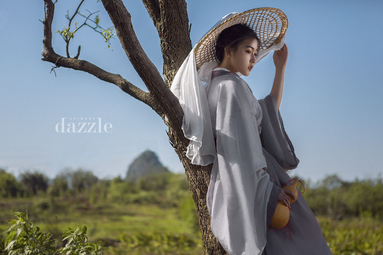 小说：废材少爷炼了颗丹药，想出售，商会大小姐亲临现场帮他谈价