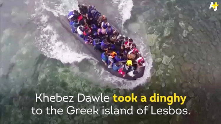 这个利比亚盲人用一把油漆桶和钢丝线做成的破吉他,让世界汗颜