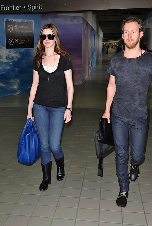 安妮海瑟薇短发生活装,安妮海瑟薇身穿孕妇装