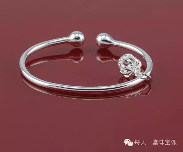 跟风买手串不如戴个手镯，既显气质又百搭！关键寓意好！