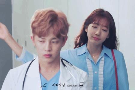 初秋减龄条纹衬衣,粉色初秋衬衣气质百搭