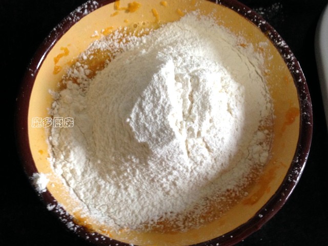 这个蛋糕不用油,选用健康食材,营养丰富老少皆宜,外面买不到的