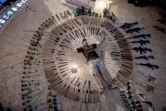 这个痞气满满的小丑，是人群中最扎眼的那个