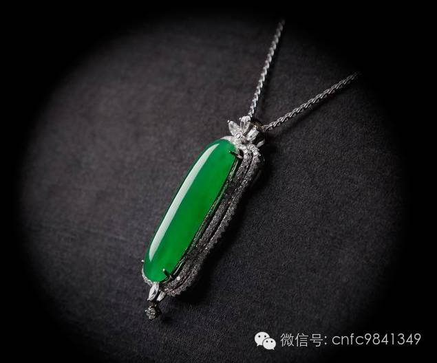 女友要颗玻璃种帝王绿戒指,穷小子竟然用啤酒瓶底做出来了。