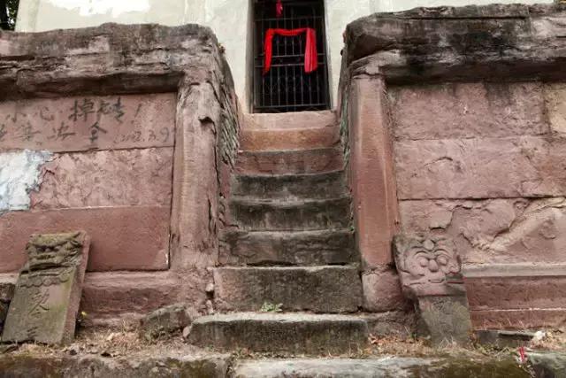 成都附近的旅游景点推荐四姑娘山,距成都五个多小时的地方