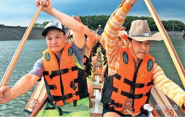 昨天，松岗人体验了一把公共文化服务带来的阳光雨露......