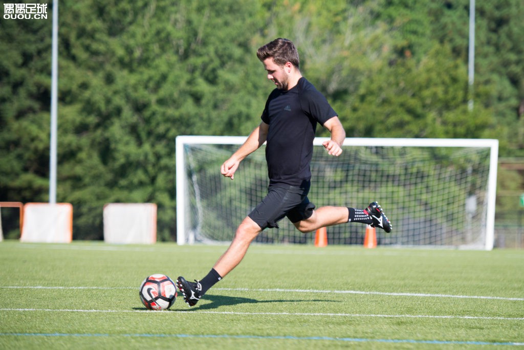 足球鞋日产跟国产哪个好,日产neo3足球鞋如何