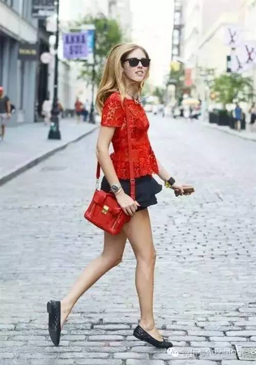 吃着月饼迎国庆,吃着月饼敬着礼