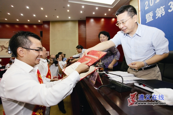 默默无闻地坚守在平凡的岗位上,履职为本在平凡岗位上默默奉献